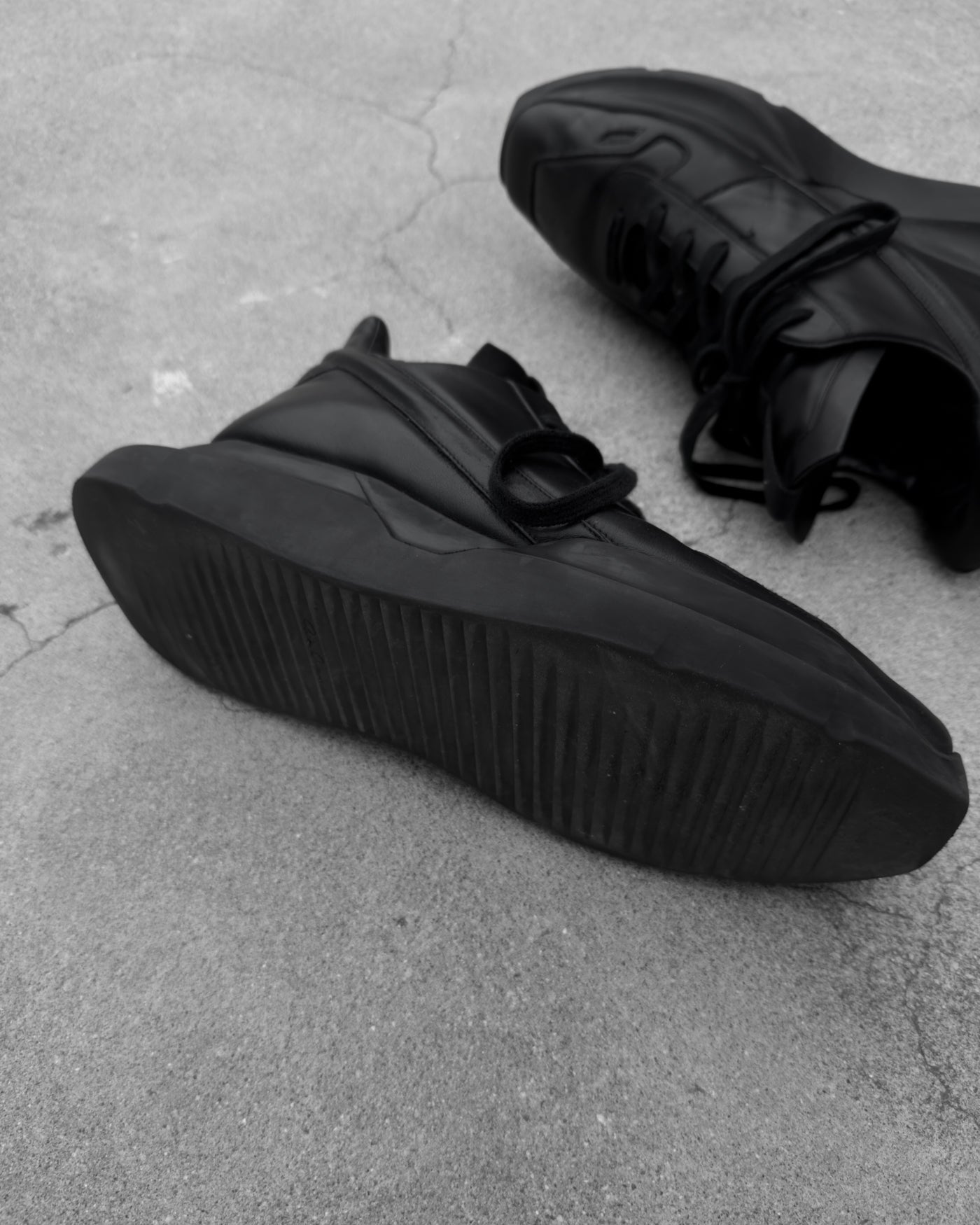 RICK OWENS FW2023 'LUXOR' TRIPLE BLACK GETH RUNNER – UNSOUND RAGS